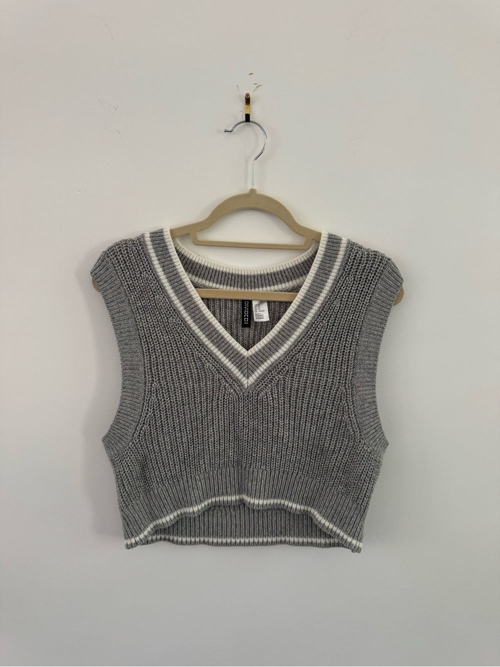 H&M Gray and White Ribbed V-Neck Sweater Vest